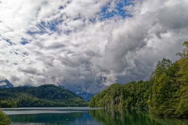 Bulutlu bir sonbahar günü Alplerin eteğindeki bir şatonun yanında.