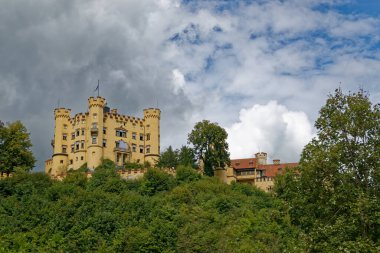 Bulutlu bir sonbahar günü Alplerin eteğindeki bir şatonun yanında.