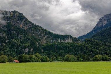 Bulutlu bir sonbahar günü Alplerin eteğindeki bir şatonun yanında.