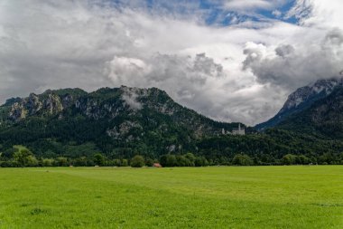 Bulutlu bir sonbahar günü Alplerin eteğindeki bir şatonun yanında.