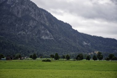 Bulutlu bir sonbahar günü Alplerin eteğindeki bir şatonun yanında. 