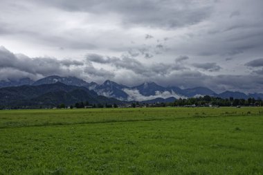 Bulutlu bir sonbahar günü Alplerin eteğindeki bir şatonun yanında.