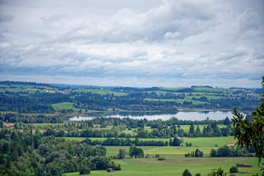 Bulutlu bir sonbahar günü Alplerin eteğindeki bir şatonun yanında.