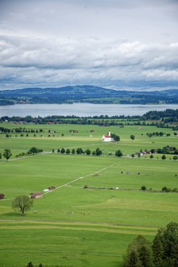 Bulutlu bir sonbahar günü Alplerin eteğindeki bir şatonun yanında.