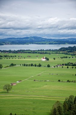 Bulutlu bir sonbahar günü Alplerin eteğindeki bir şatonun yanında.