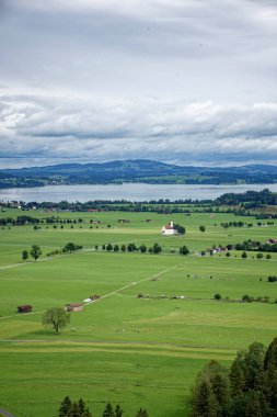 Bulutlu bir sonbahar günü Alplerin eteğindeki bir şatonun yanında.