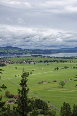 Bulutlu bir sonbahar günü Alplerin eteğindeki bir şatonun yanında.