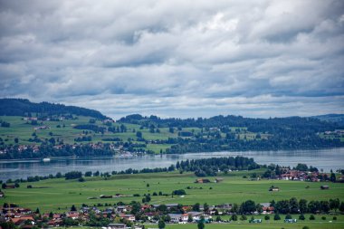 Bulutlu bir sonbahar günü Alplerin eteğindeki bir şatonun yanında.