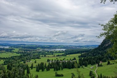 Bulutlu bir sonbahar günü Alplerin eteğindeki bir şatonun yanında.