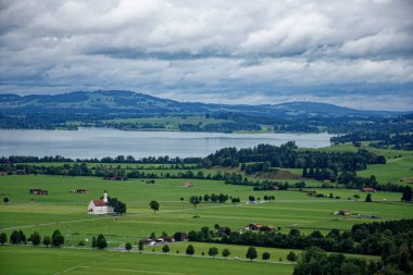 Bulutlu bir sonbahar günü Alplerin eteğindeki bir şatonun yanında.