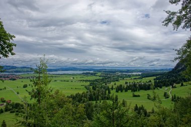 Bulutlu bir sonbahar günü Alplerin eteğindeki bir şatonun yanında.