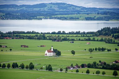 Bulutlu bir sonbahar günü Alplerin eteğindeki bir şatonun yanında.