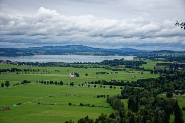 Bulutlu bir sonbahar günü Alplerin eteğindeki bir şatonun yanında.