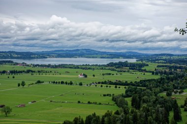 Bulutlu bir sonbahar günü Alplerin eteğindeki bir şatonun yanında.