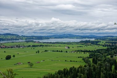 Bulutlu bir sonbahar günü Alplerin eteğindeki bir şatonun yanında.