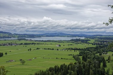 Bulutlu bir sonbahar günü Alplerin eteğindeki bir şatonun yanında.