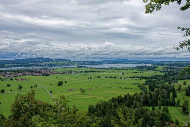 Bulutlu bir sonbahar günü Alplerin eteğindeki bir şatonun yanında.