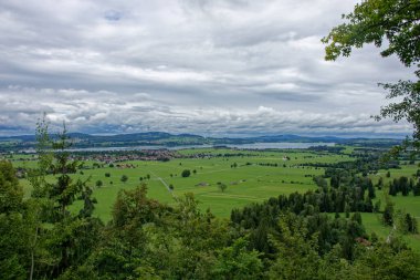 Bulutlu bir sonbahar günü Alplerin eteğindeki bir şatonun yanında.