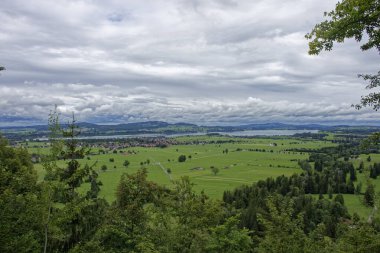 Bulutlu bir sonbahar günü Alplerin eteğindeki bir şatonun yanında.