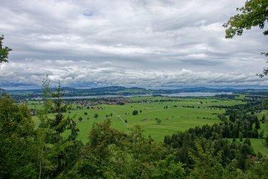 Bulutlu bir sonbahar günü Alplerin eteğindeki bir şatonun yanında.
