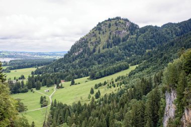 Bulutlu bir sonbahar günü Alplerin eteğindeki bir şatonun yanında.