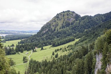Bulutlu bir sonbahar günü Alplerin eteğindeki bir şatonun yanında.