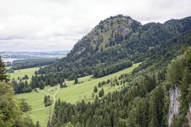 Bulutlu bir sonbahar günü Alplerin eteğindeki bir şatonun yanında.