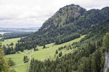 Bulutlu bir sonbahar günü Alplerin eteğindeki bir şatonun yanında.
