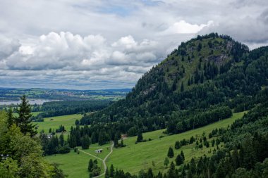 Bulutlu bir sonbahar günü Alplerin eteğindeki bir şatonun yanında.