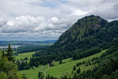 Bulutlu bir sonbahar günü Alplerin eteğindeki bir şatonun yanında.