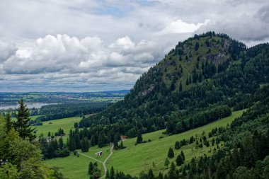 Bulutlu bir sonbahar günü Alplerin eteğindeki bir şatonun yanında.