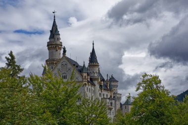 Bulutlu bir sonbahar günü Alplerin eteğindeki bir şatonun yanında.