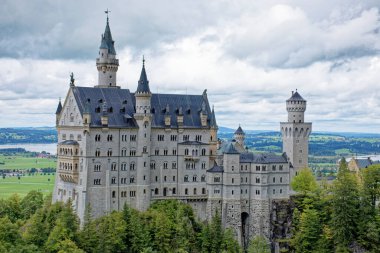 Bulutlu bir sonbahar günü Alplerin eteğindeki bir şatonun yanında.