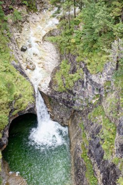 Bulutlu bir sonbahar günü Alplerin eteğindeki bir şatonun yanında.