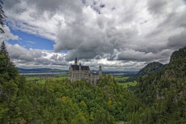 Bulutlu bir sonbahar günü Alplerin eteğindeki bir şatonun yanında.