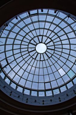 Katowice Polonya 'da sisli bir gece 27.10.2022 atmosferik şehir ışıkları ve gizemli bir ruh hali, turizm, kentsel yaşam tarzı ve ticari kavramlar için ideal.