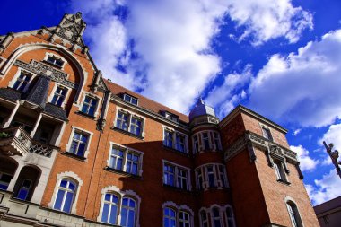 Katowice Polonya 'da sisli bir gece 27.10.2022 atmosferik şehir ışıkları ve gizemli bir ruh hali, turizm, kentsel yaşam tarzı ve ticari kavramlar için ideal.