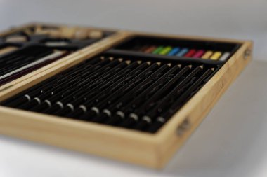 Beyaz arkaplanda renkli kalemler