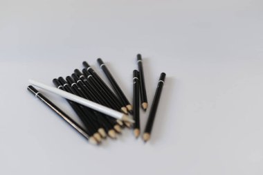 Beyaz arkaplanda renkli kalemler