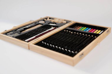 Beyaz arkaplanda renkli kalemler