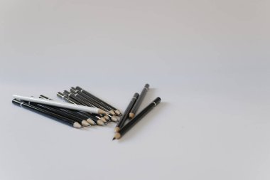 Beyaz arkaplanda renkli kalemler