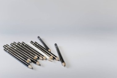 Beyaz arkaplanda renkli kalemler