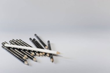 Beyaz arkaplanda renkli kalemler