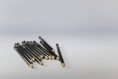 Beyaz arkaplanda renkli kalemler