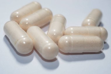 Beyaz Arkaplanda Bej Kapsüller