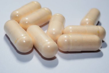 Beyaz Arkaplanda Bej Kapsüller