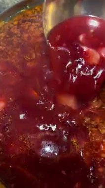 Ukrayna çorbası, geleneksel çorba, taze sebze, ev yapımı yemek tarifi, mutfak, sıcak yemek, hazırlanma, kırsal, sağlıklı, yakın plan.