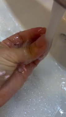 Musluğun altında el yıkama, sabun köpüğü, banyo lavabosu, hijyen, temizlik, kişisel bakım, yakın çekim, köpük, su akışı, el yıkama, ev içi.