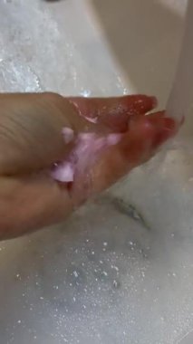 Musluğun altında el yıkama, sabun köpüğü, banyo lavabosu, hijyen, temizlik, kişisel bakım, yakın çekim, köpük, su akışı, el yıkama, ev içi.