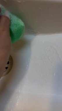 Musluğun altında el yıkama, sabun köpüğü, banyo lavabosu, hijyen, temizlik, kişisel bakım, yakın çekim, köpük, su akışı, el yıkama, ev içi.